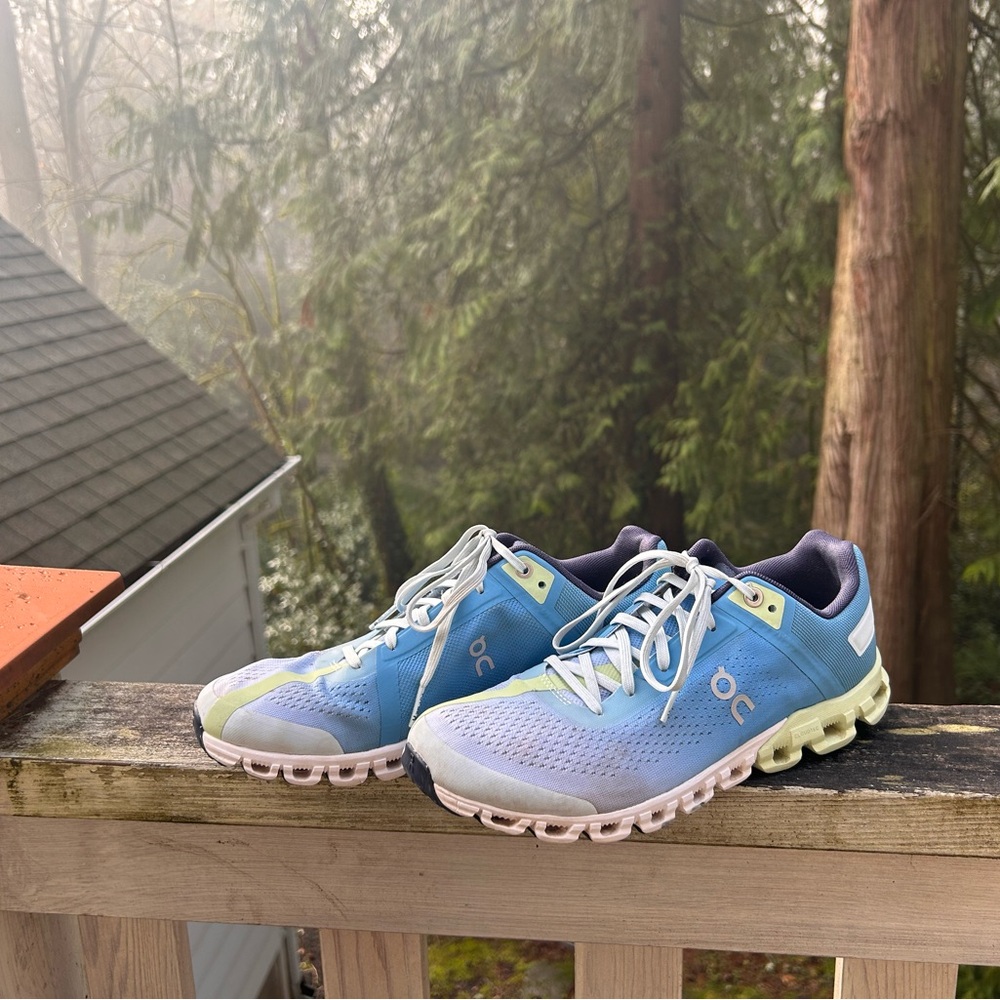 On Running Cloudflow running shoes ( 35.99033 ) — make an offer!